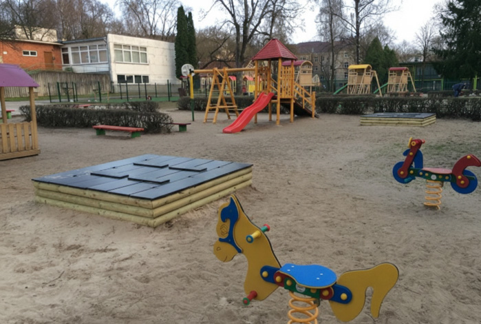 Vaikų žaidimų aikštelės, smėlio dėžės, supynės ir pan.