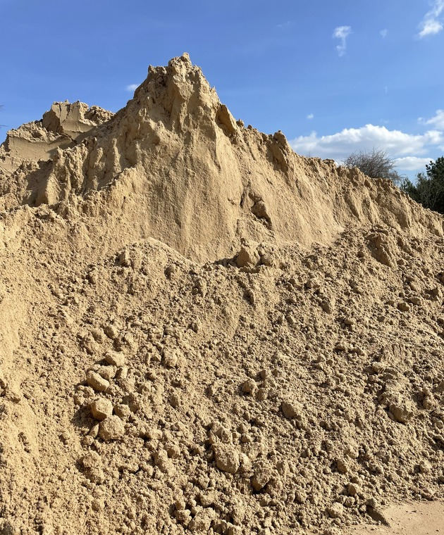 smelio-vezimas-ir-pardavimas Parduodame ir atvežame smėlį, tinkamą pamatų užpylimui, betonavimui, skiedinių ruošimui ar pagrindo įrengimui.