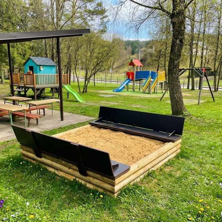 mediniu-smelio-deziu-gamyba Smėlio dėžes gaminame tiek standartinių matmenų, tiek ir individualiai pritaikytas pagal kliento pageidavimus.