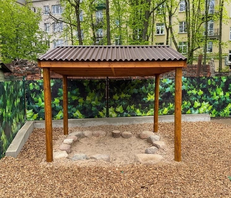 pavesine-zaidimu-aiksteleje pavėsinė žaidimų aikštelėje